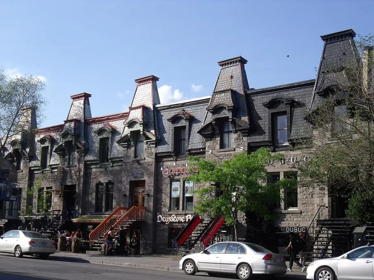 Maisons en rangée de pierre grise à Montréal