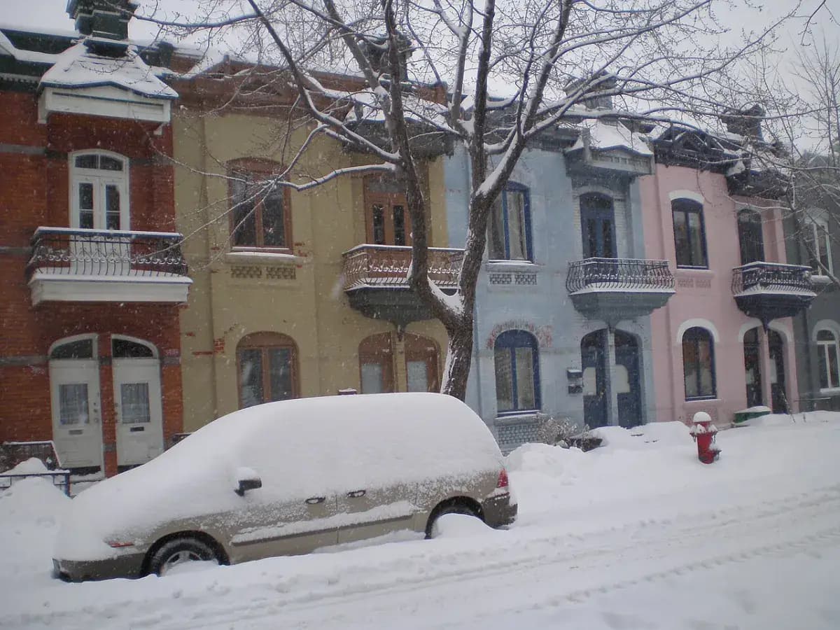Maisons montréalaises après une tempête de neige