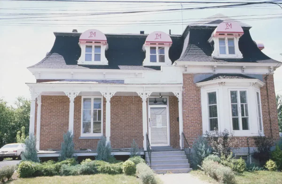Maison à toit mansardé, au Québec