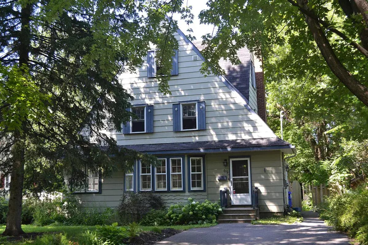 Maison familiale entourée d’arbres, au Québec