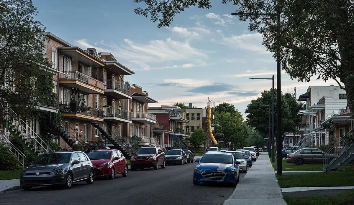 Rue résidentielle de duplex à Montréal