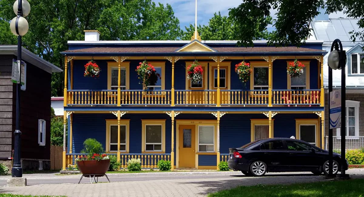 Maison ancestrale colorée au bord d’une route du Québec