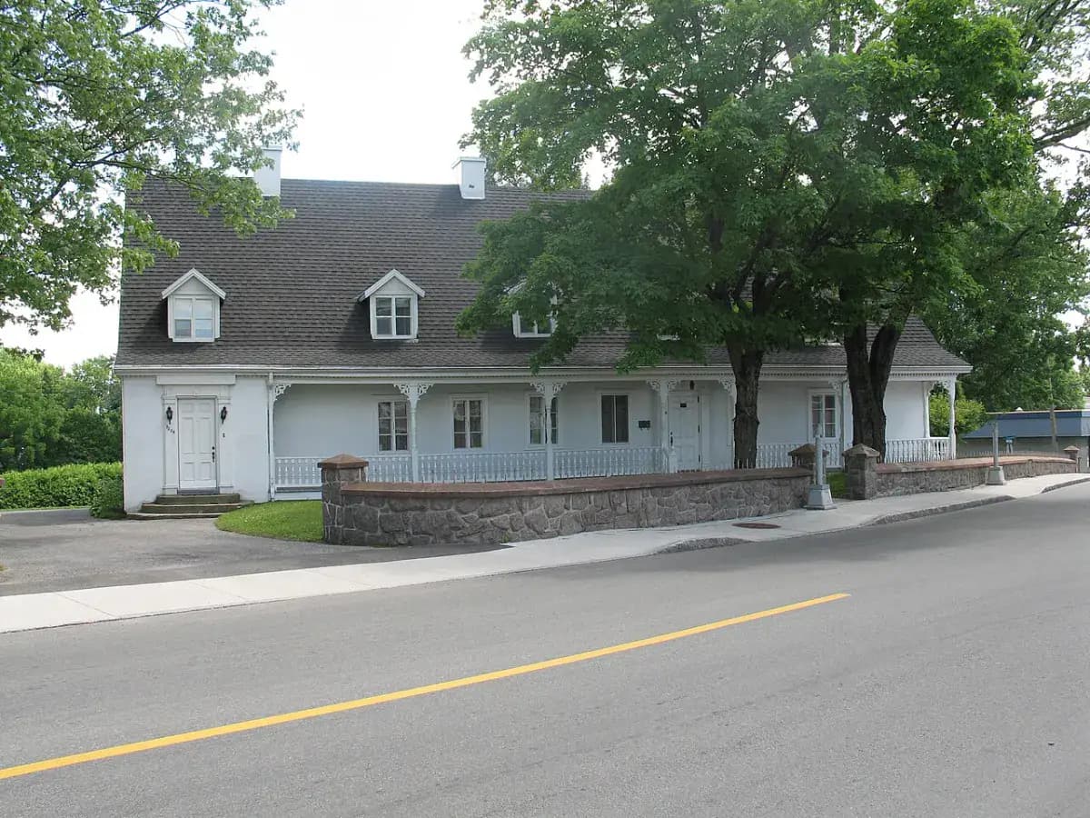 Maison blanche avec garage, au Québec