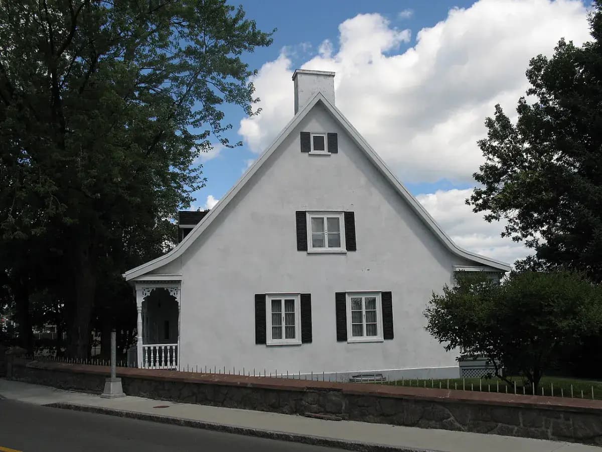 Maison traditionnelle québécoise blanche