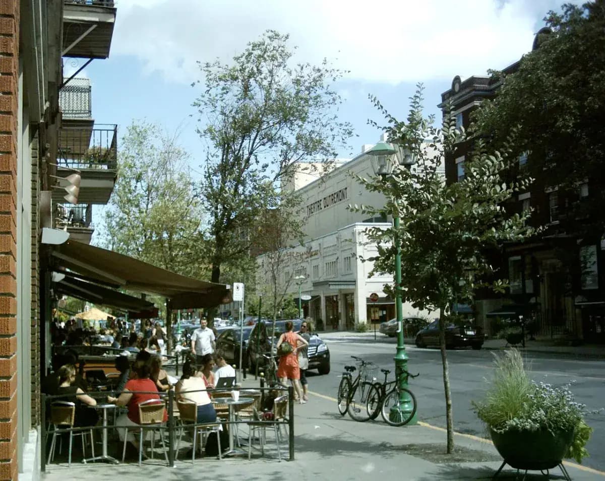 Terrasse de café dans un quartier de Montréal