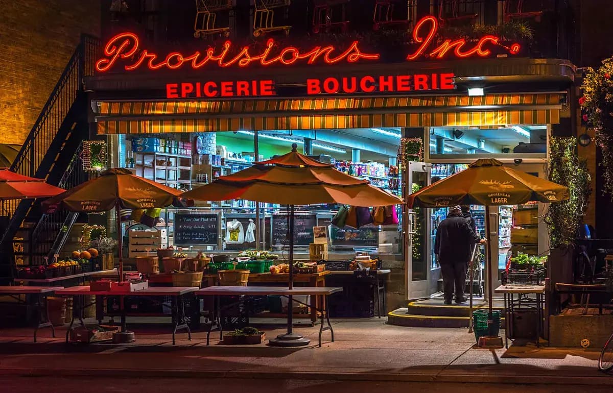 Épicerie de quartier illuminée, à Montréal