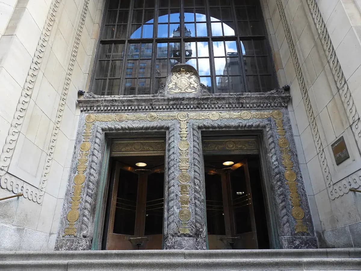 Porte d’un ancien édifice bancaire de Montréal