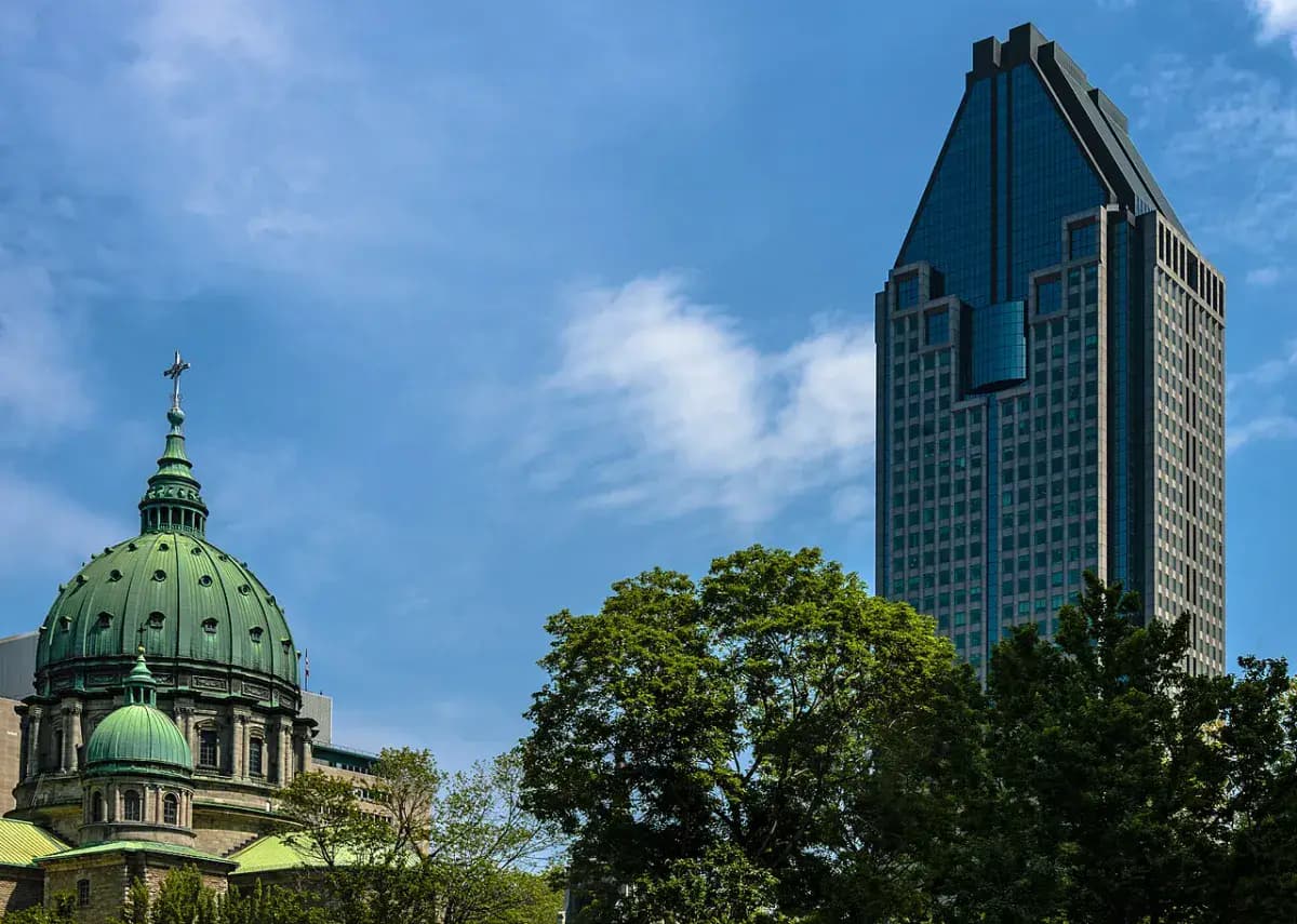 Dôme de la cathédrale devant Place Ville Marie, à Montréal
