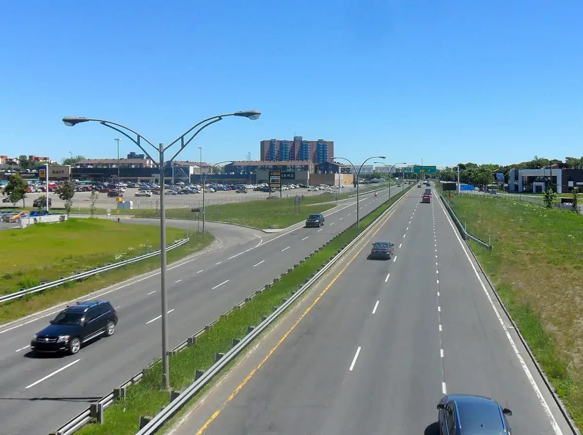 Autoroute québécoise par temps clair