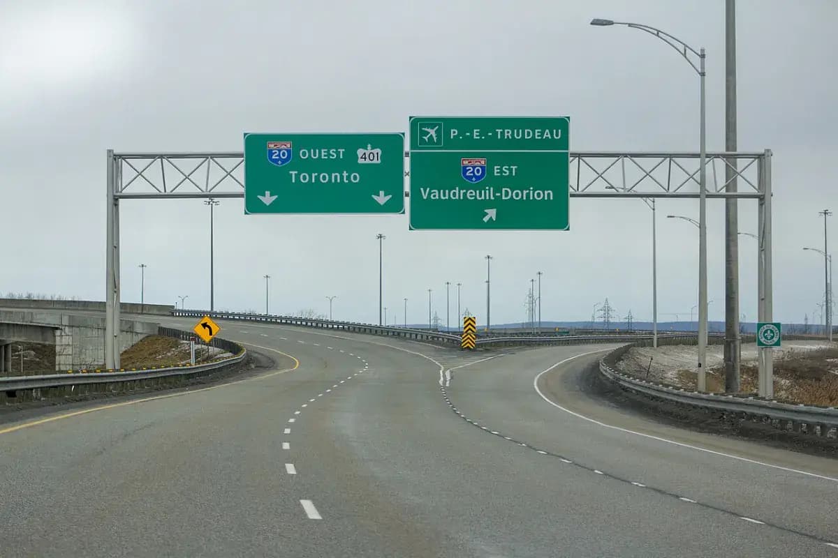 Panneaux de signalisation sur une autoroute du Québec