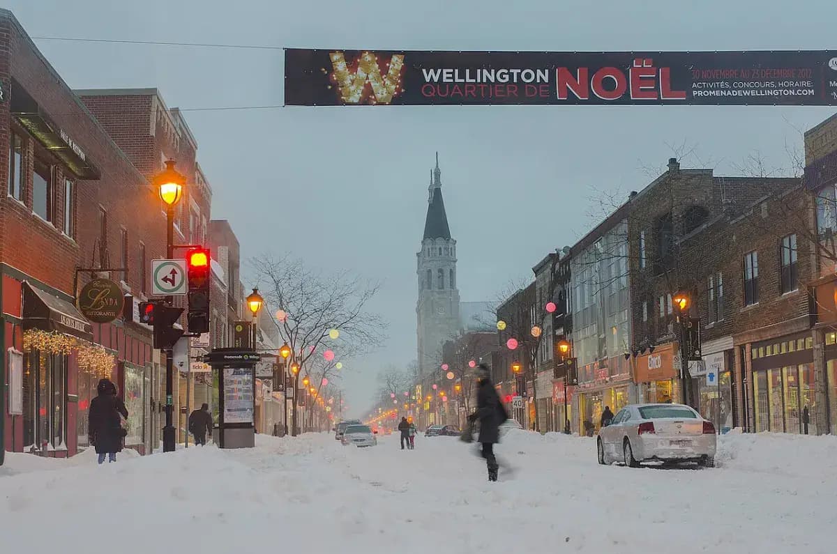 Rue commerçante de Montréal en hiver