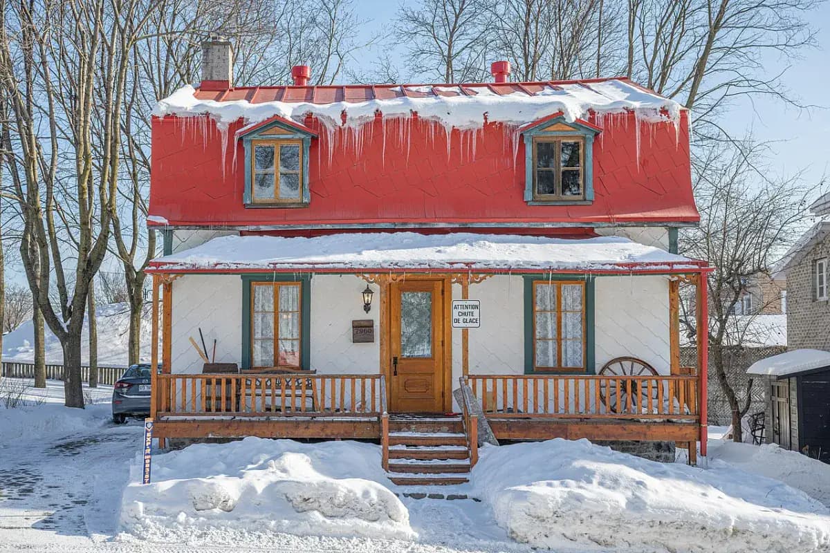 Maison rouge sous la neige, au Québec