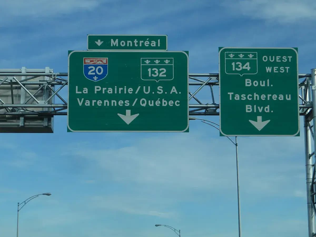 Panneaux autoroutiers vers Montréal