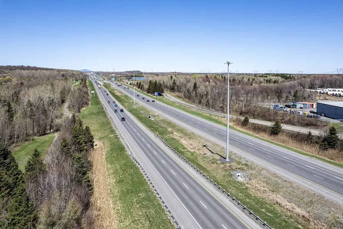 Autoroute traversant la campagne québécoise