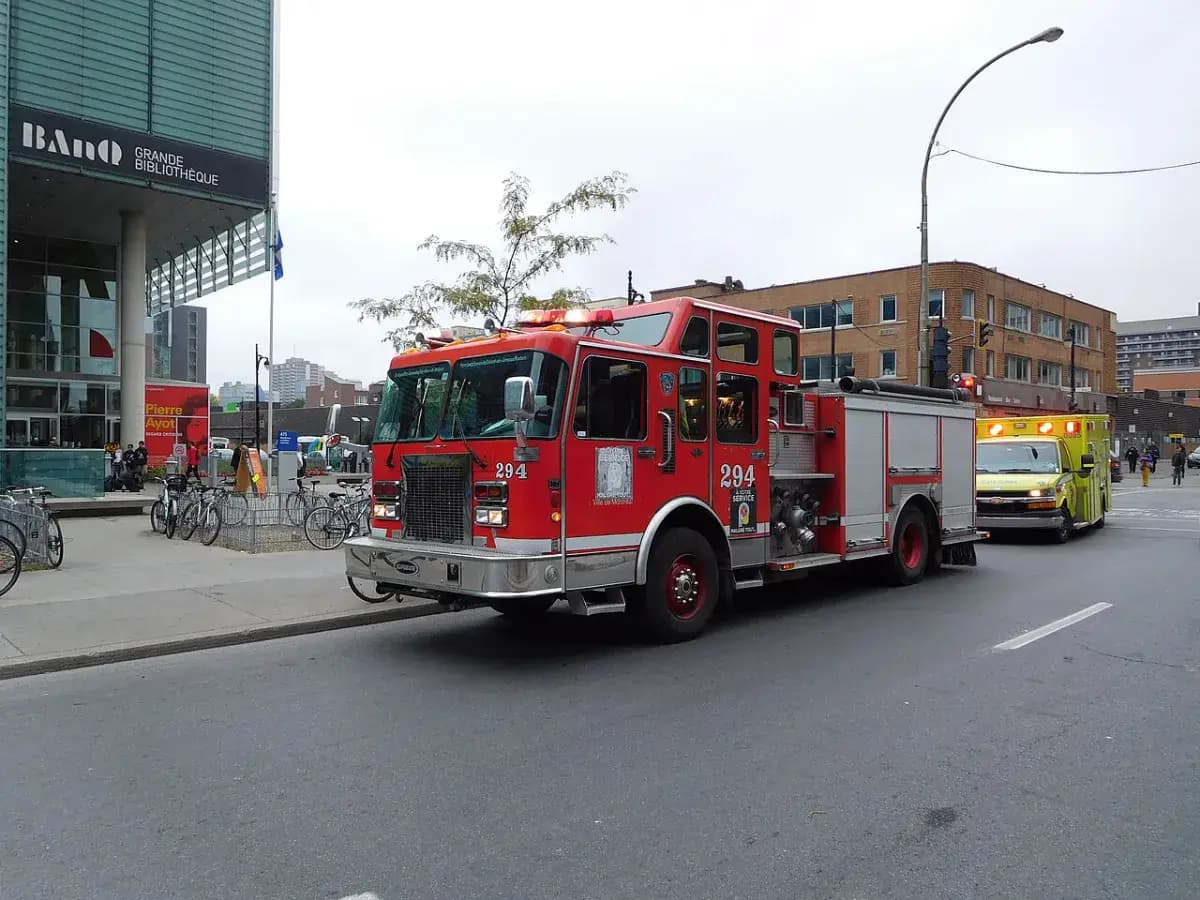 Camion de pompiers dans une rue du Québec
