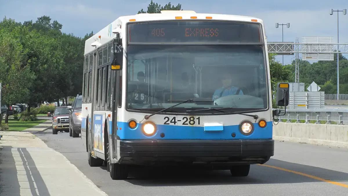 Autobus de la STM dans une rue de Montréal