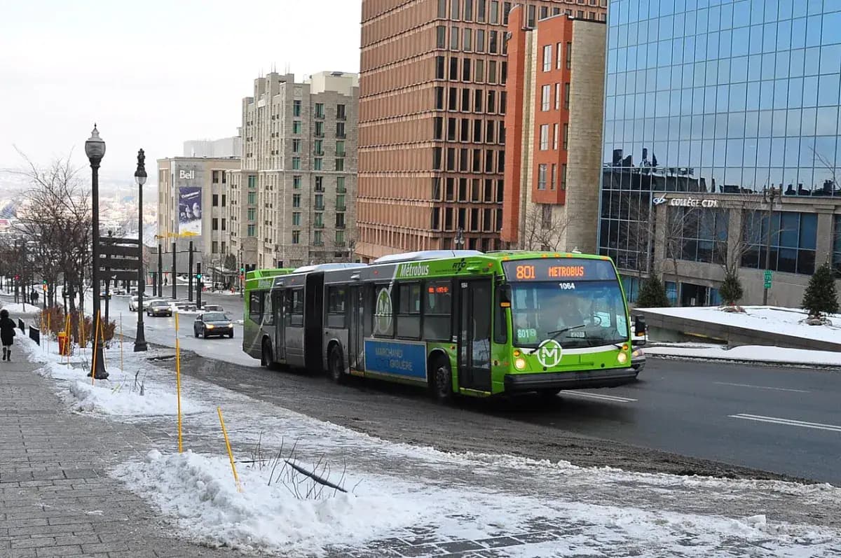 Autobus du RTC dans une rue enneigée de Québec