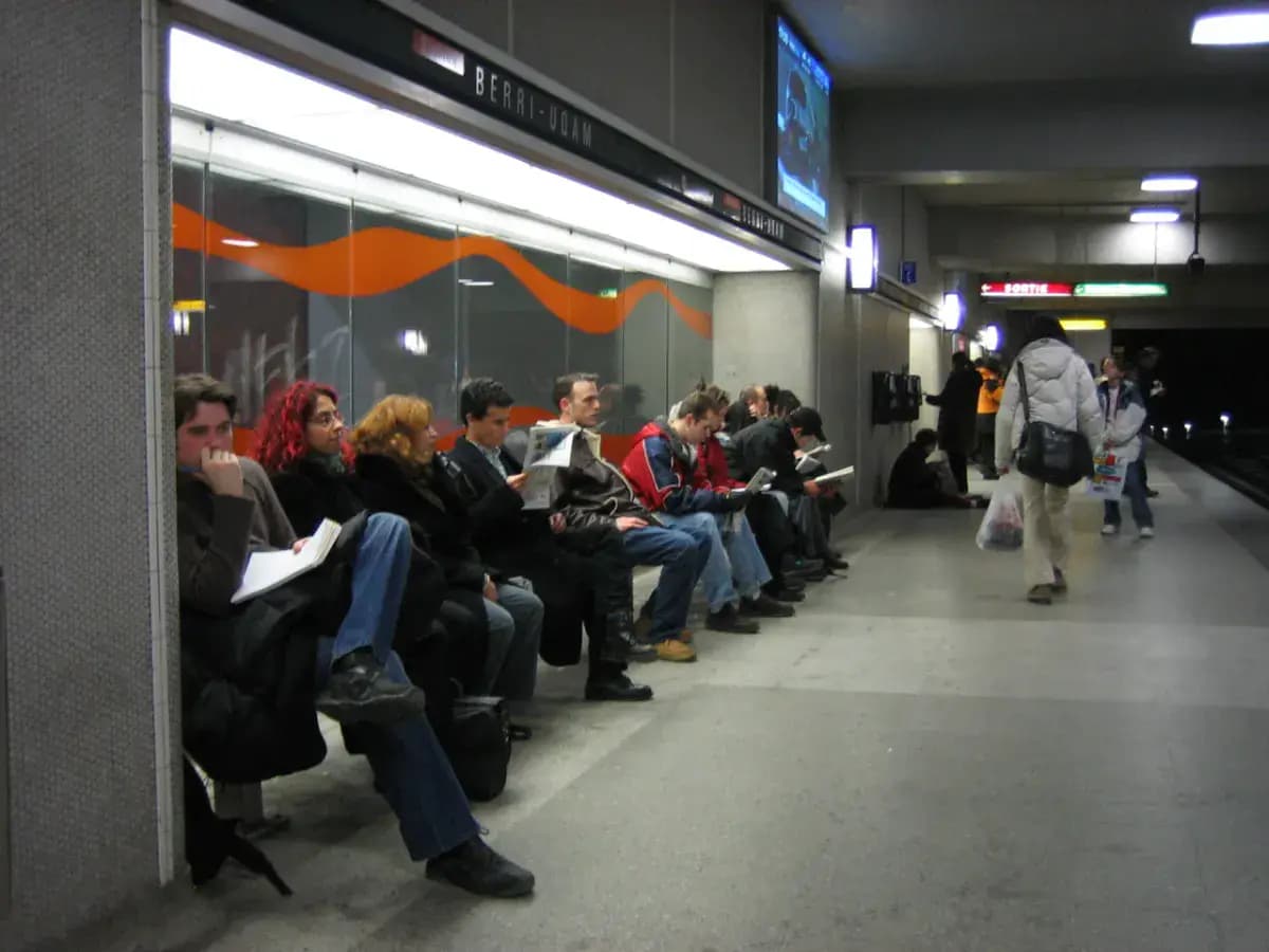 Usagers attendant dans une station de métro de Montréal
