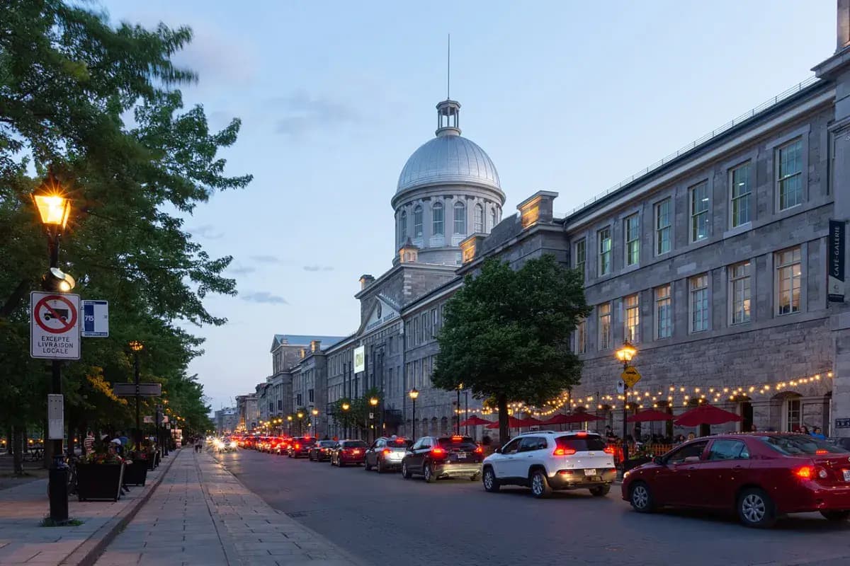 Rue Saint-Paul et marché Bonsecours, à Montréal