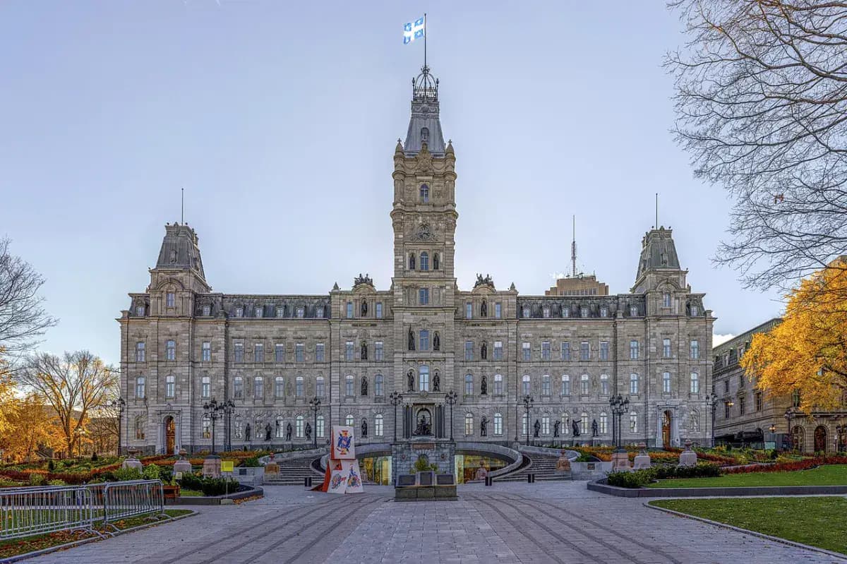 Hôtel du Parlement du Québec en automne