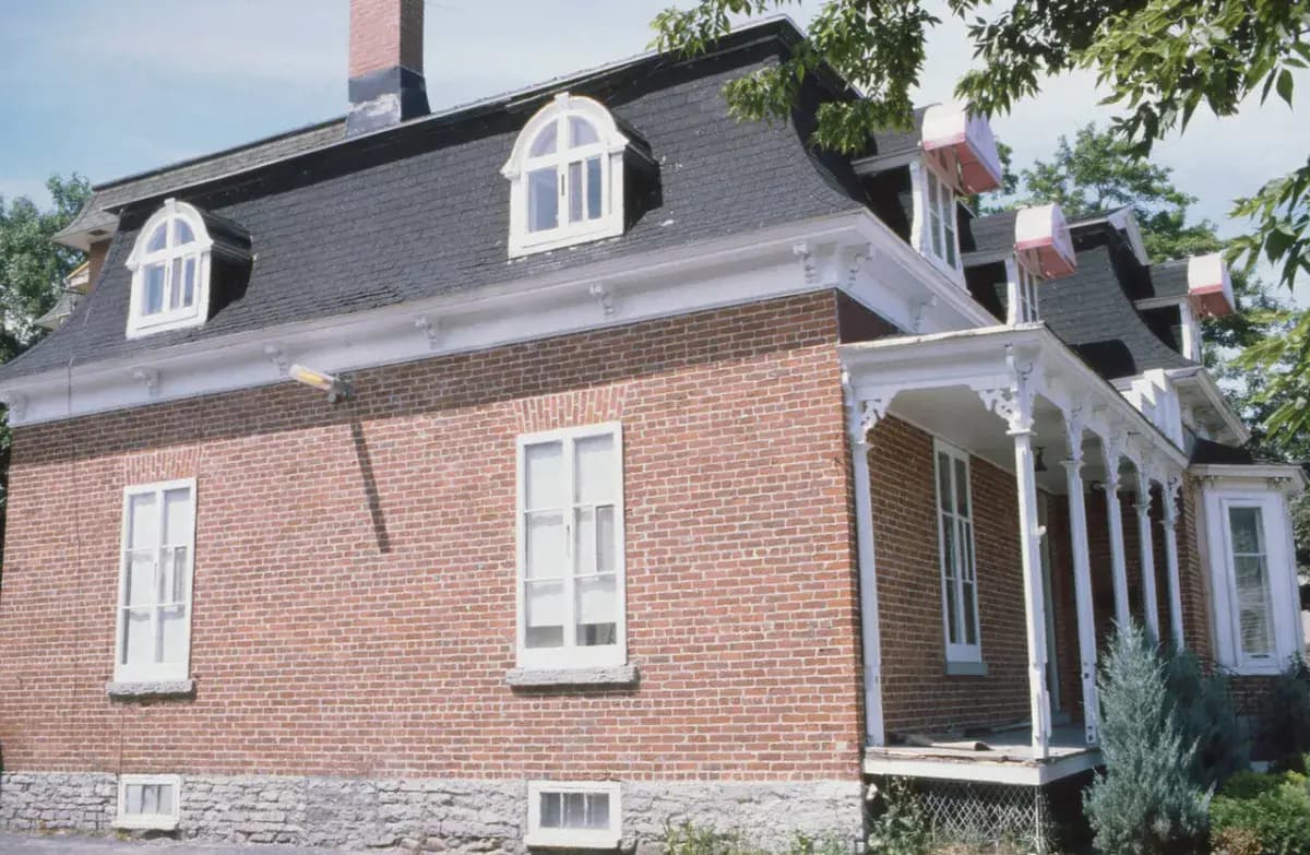 Maison ancienne en brique avec galerie, au Québec
