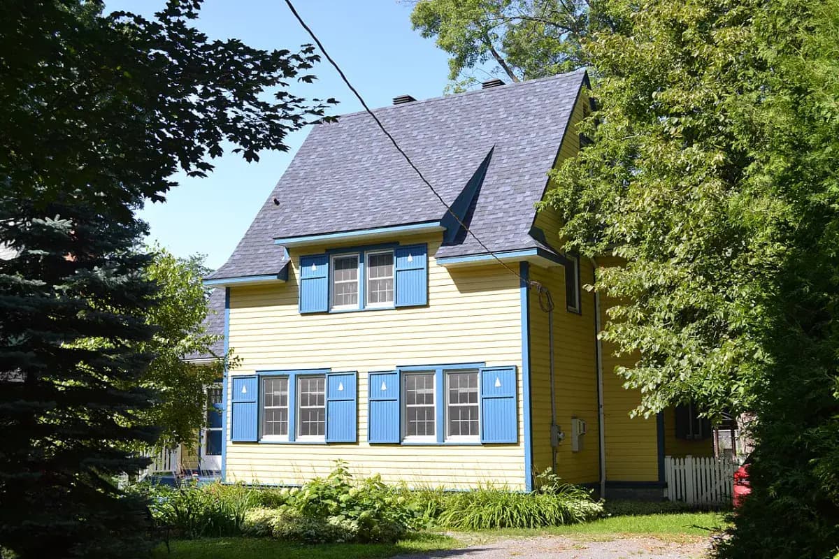 Maison aux volets bleus dans un quartier résidentiel du Québec