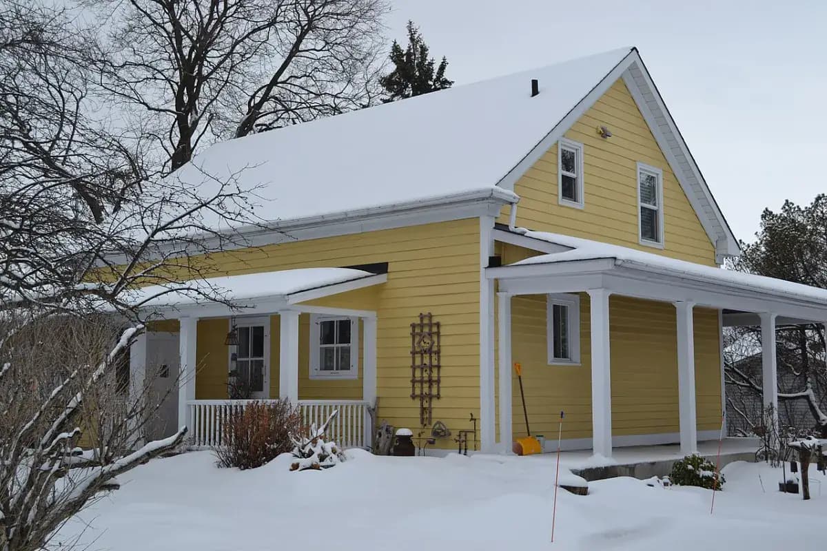 Maison jaune avec galerie, au Québec
