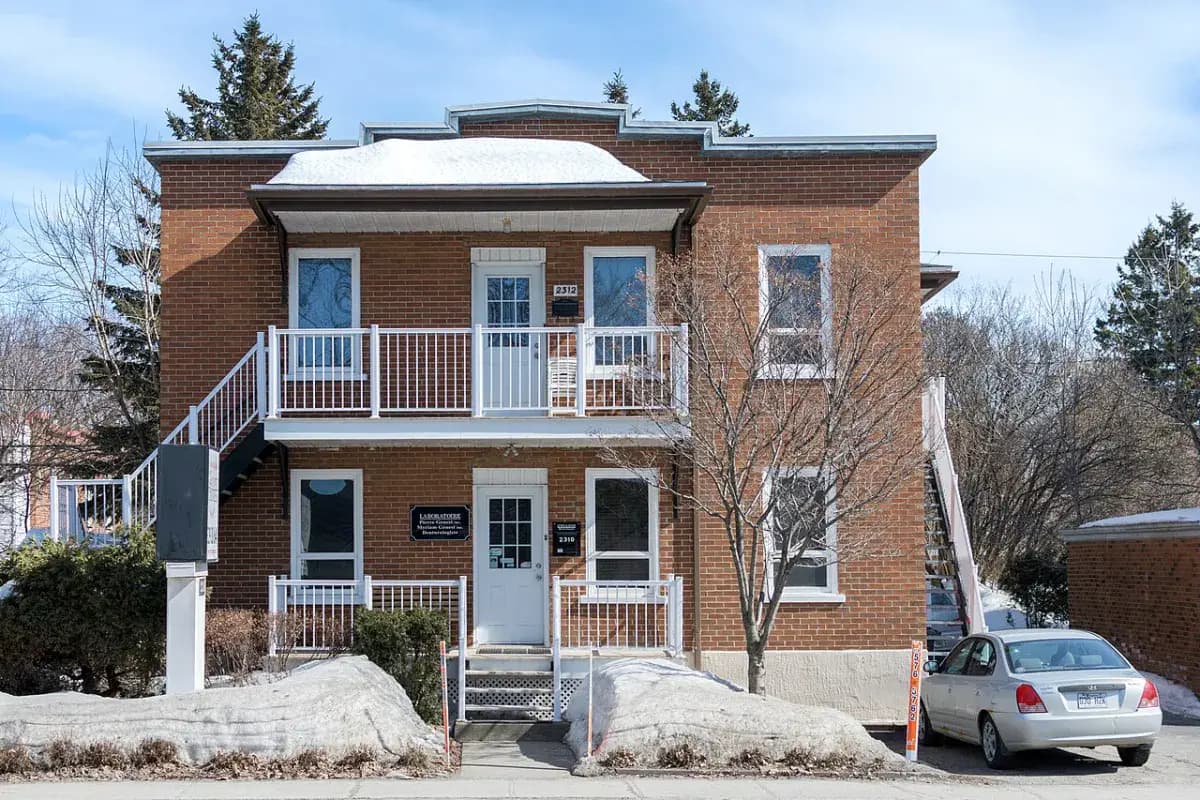 Duplex de brique en hiver, au Québec