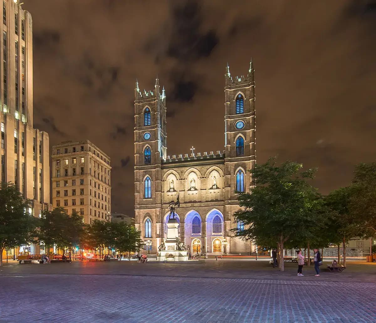Place d’Armes et basilique Notre-Dame, à Montréal, le soir