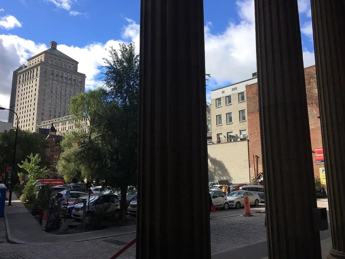 Colonnes d’une banque du Vieux-Montréal