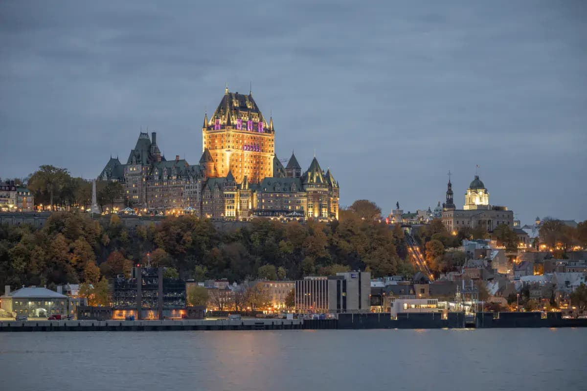 Vieux-Québec illuminé au bord du fleuve