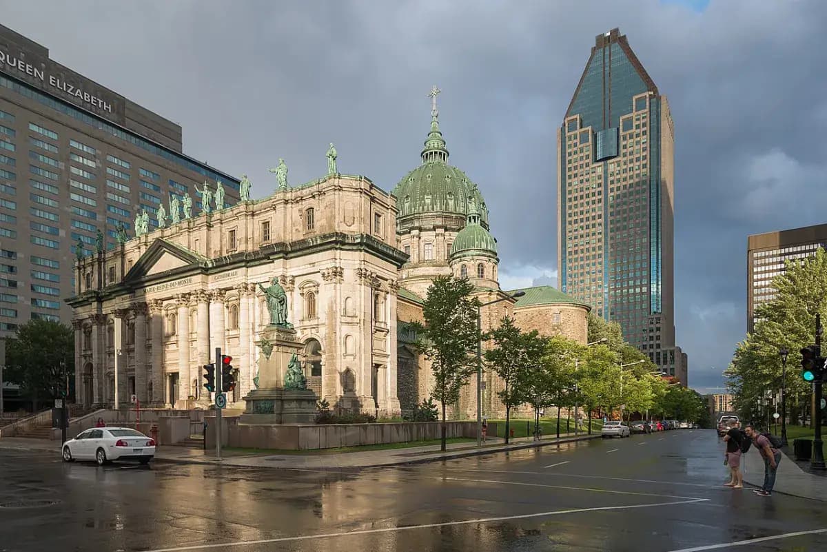 Cathédrale Marie-Reine-du-Monde et Place Ville Marie