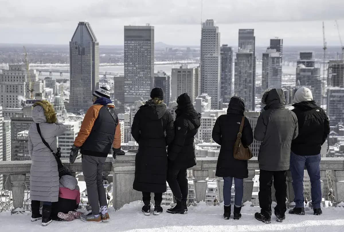 Promeneurs devant la vue du centre-ville depuis le mont Royal