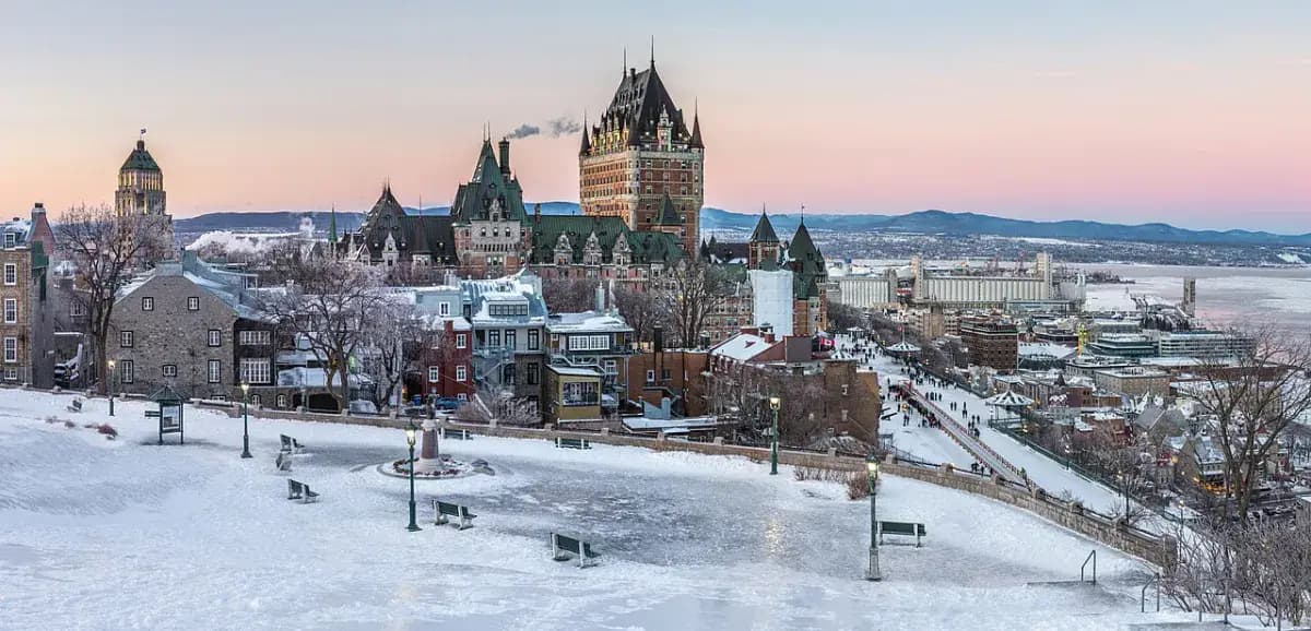 Château Frontenac et terrasse Dufferin sous la neige