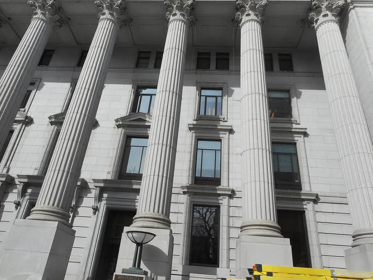 Colonnes d’un édifice financier du Vieux-Montréal