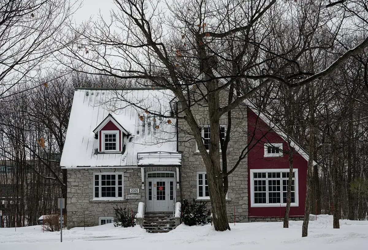 Maison de pierre en hiver près de Québec