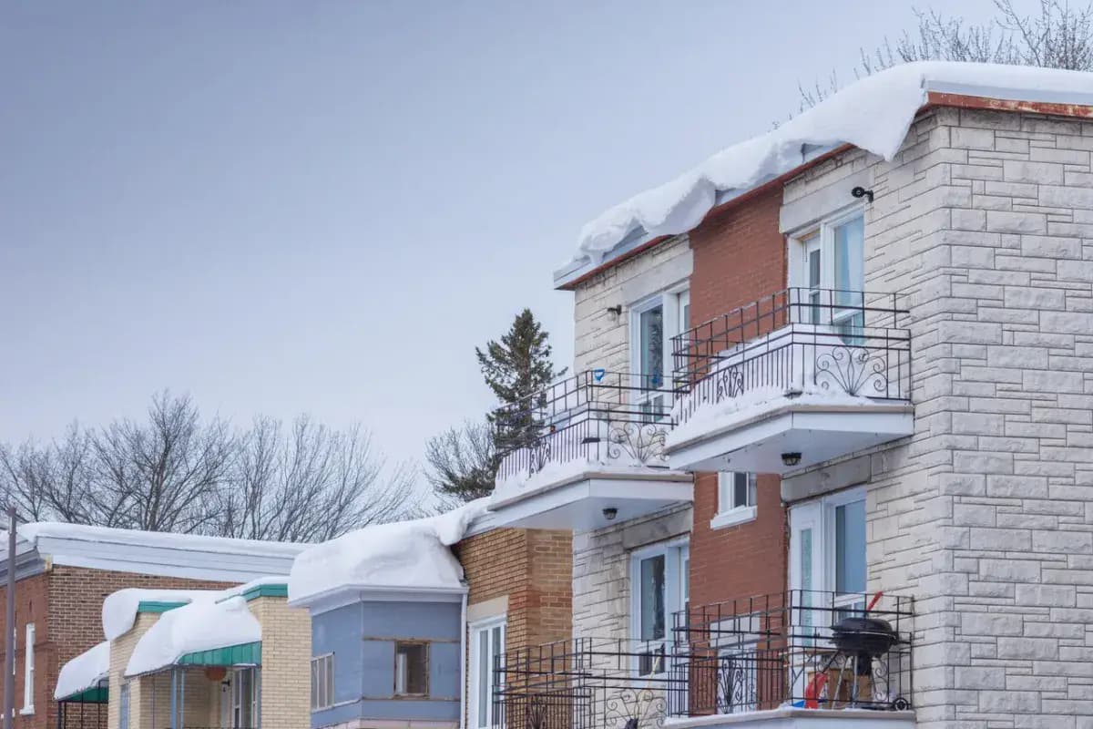 Maisons enneigées à Québec