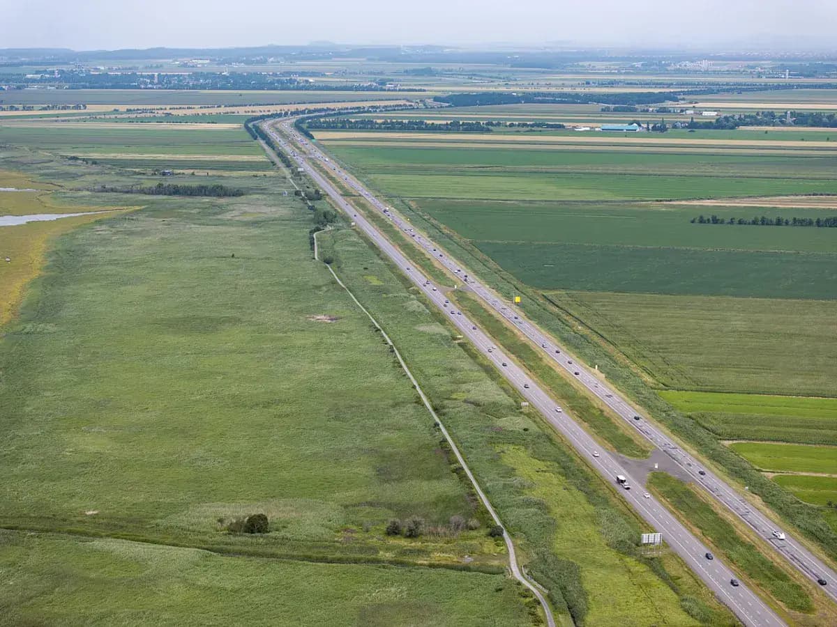 Route et champs du Québec vus du ciel