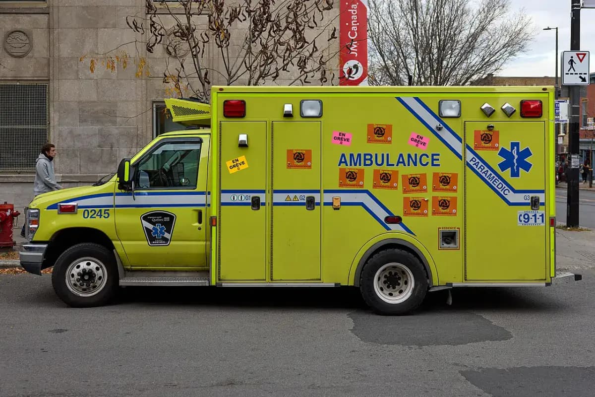 Ambulance dans une rue de Montréal