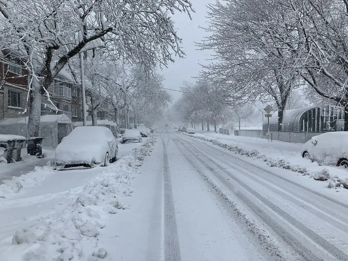 Rue résidentielle sous la neige, au Québec