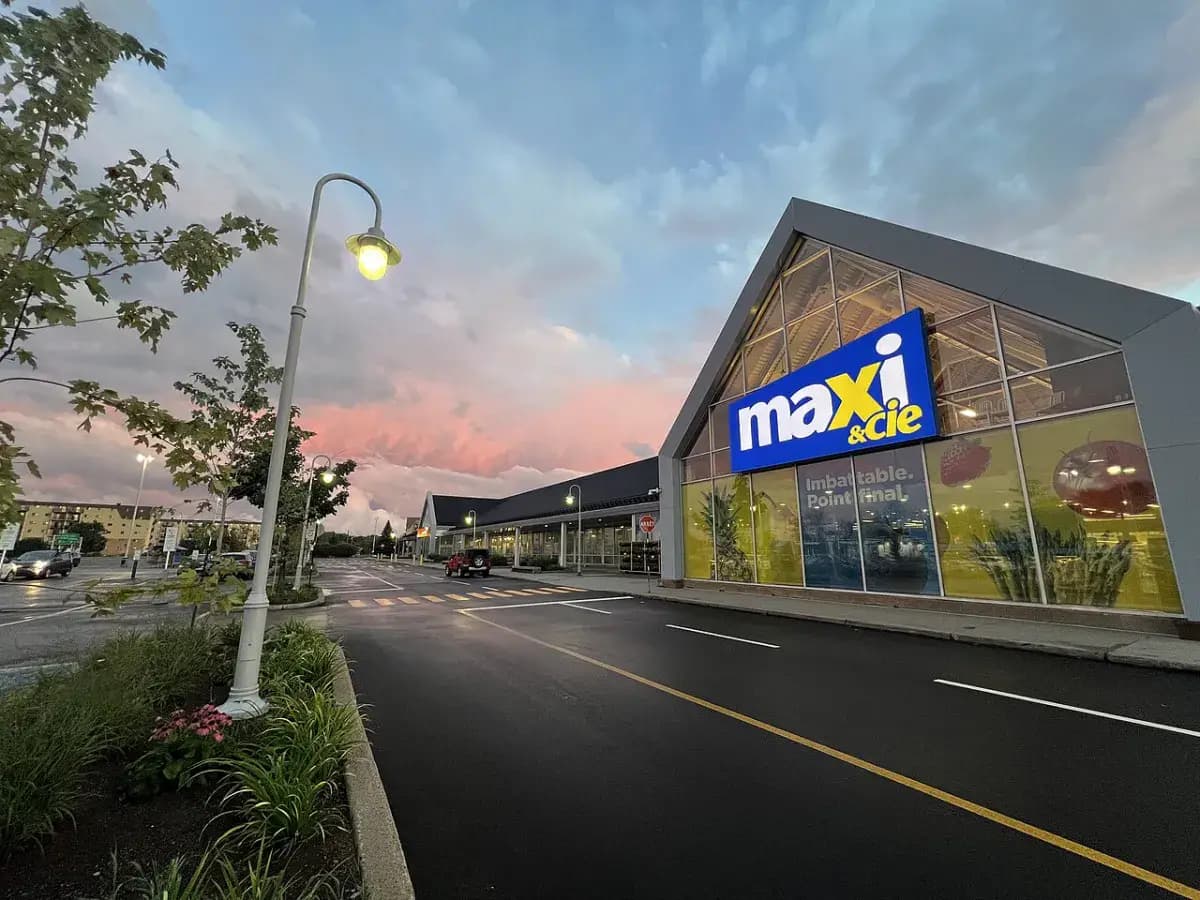 Supermarché au crépuscule, au Québec