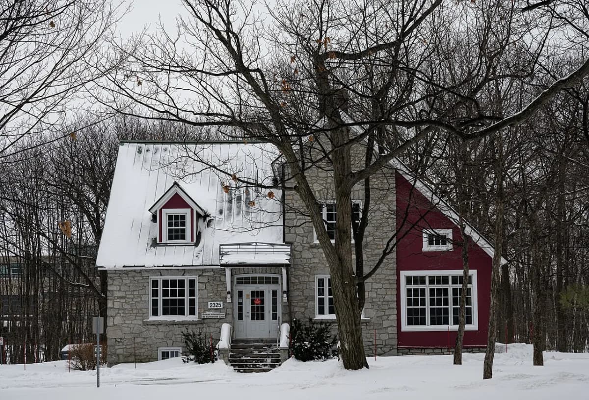 Maison de pierre sous la neige près de Québec