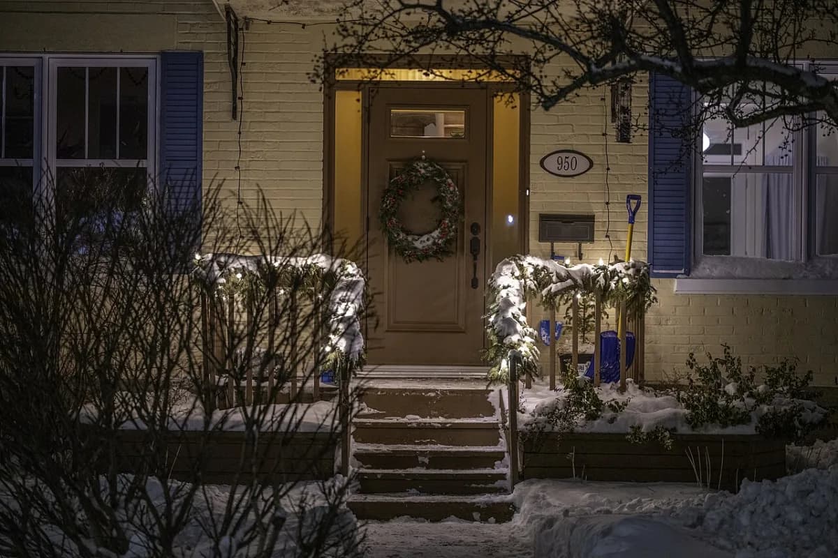 Perron d’une maison de Québec, un soir d’hiver