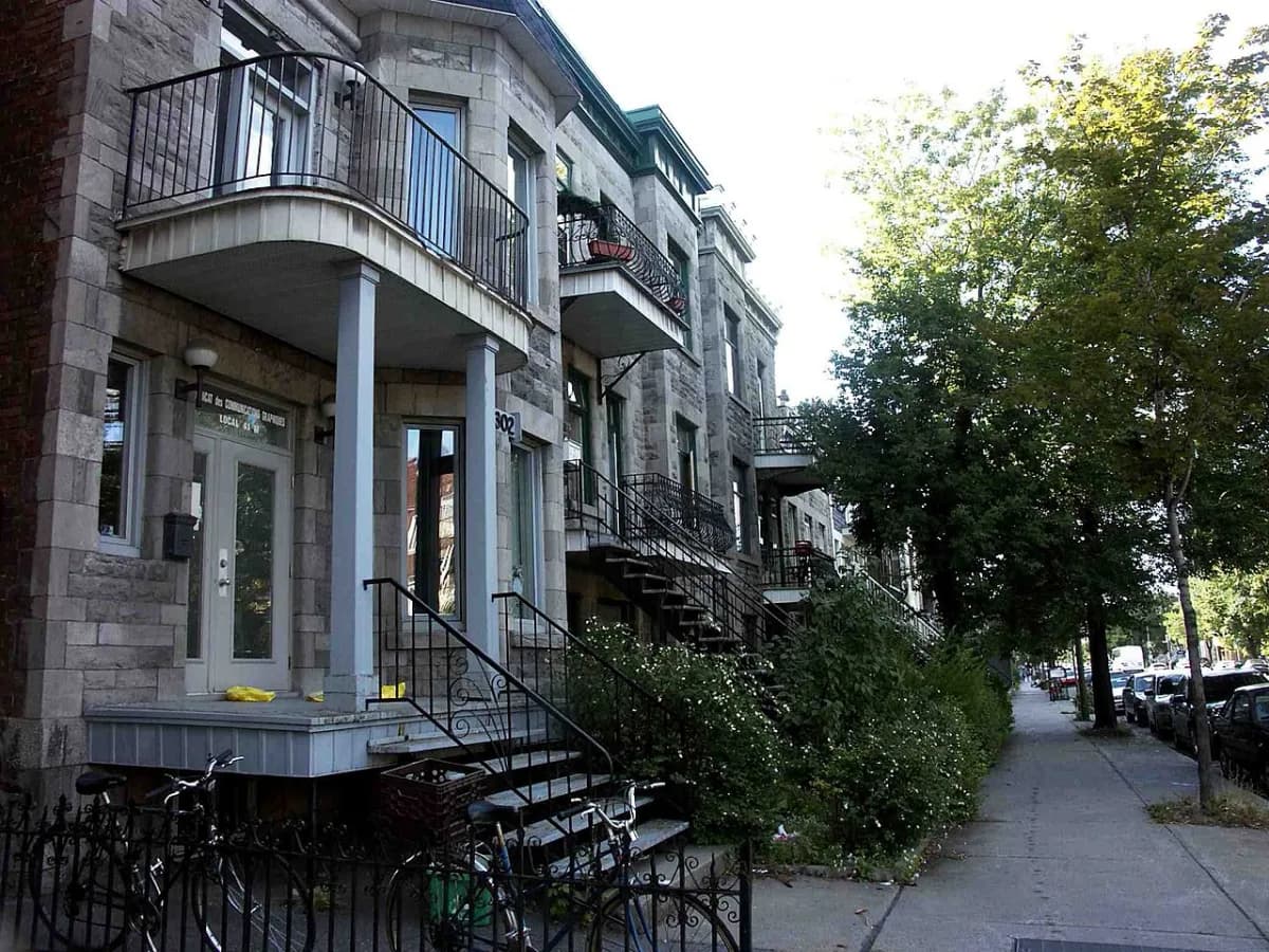 Plex et escaliers extérieurs, rue Saint-Denis à Montréal