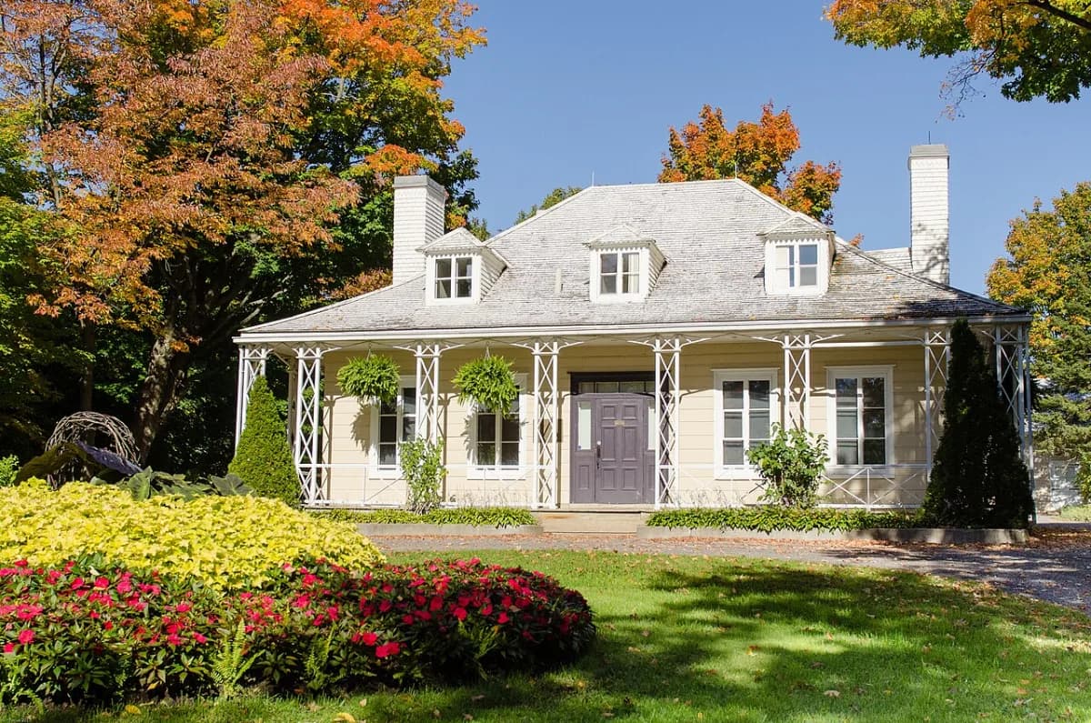 Maison ancestrale de Québec en automne